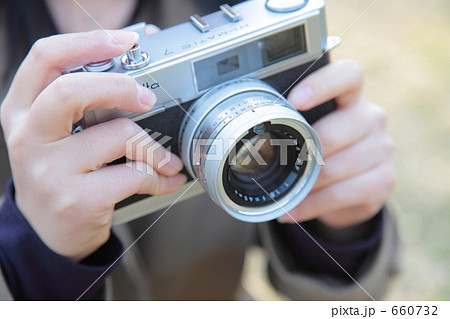 フィルムカメラを持つ女性の手の写真素材