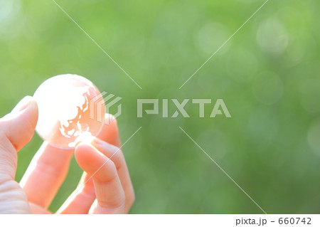 ガラスの地球儀と手 660742