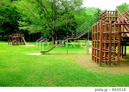 森の中の滑り台 森の中の滑り台 663018