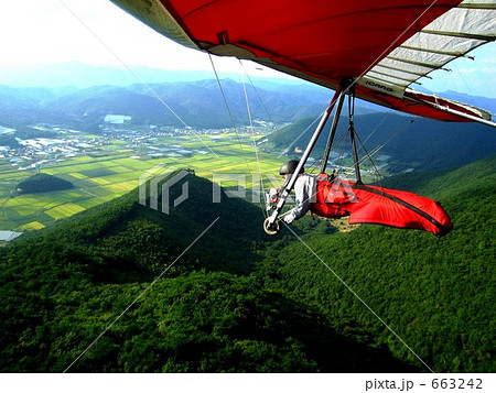 山形県南陽スカイパーク上空をハンググライダーにて飛行中 663242