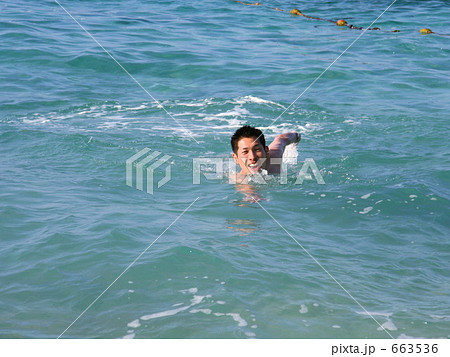 海で泳ぐ男性 663536