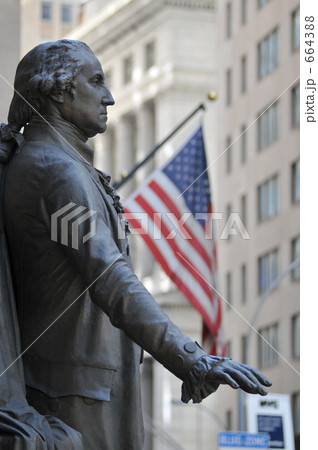 ジョージ・ワシントン銅像と星条旗 ジョージ・ワシントン銅像と星条旗 664388