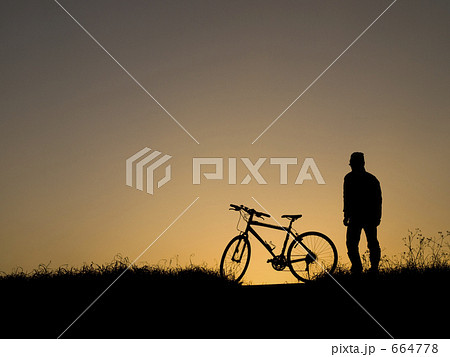 男性と自転車のシルエット 男性と自転車のシルエット 664778