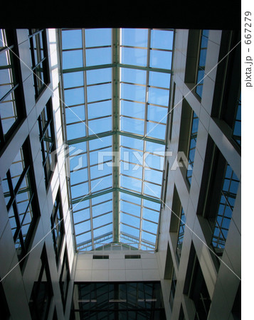 ビルの中に青空 667279