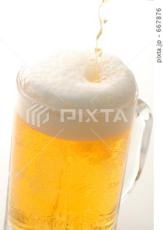ジョッキに注がれるビールの写真素材