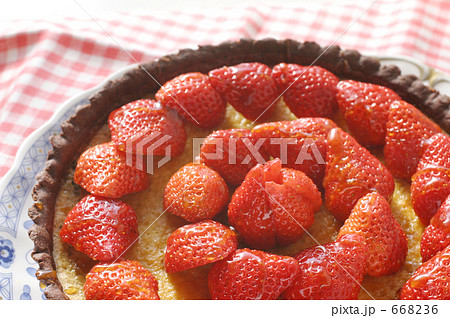 イチゴタルト斜めから 668236