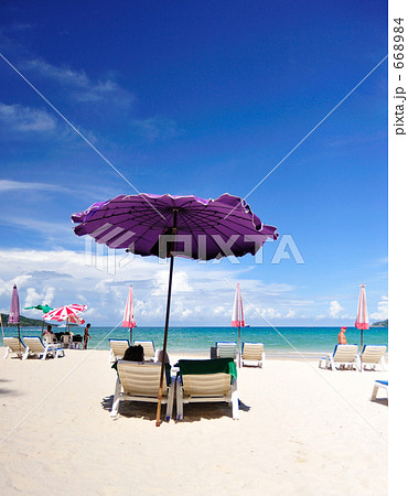 ビーチでリラックスする男性＠プーケット 668984