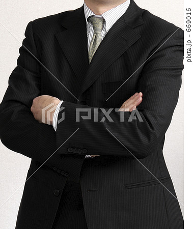 腕組みする人 669016
