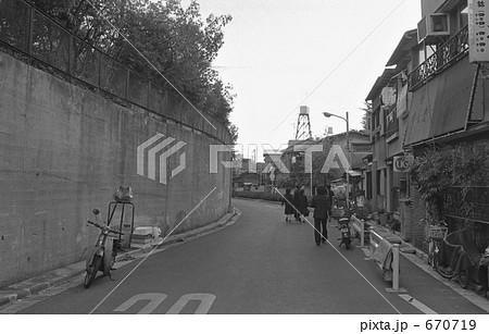 原宿・穏田川遊歩道(現キャット・ストリート) 神宮前3丁目 昭和52年 原宿・穏田川遊歩道(現キャット・ストリート) 神宮前3丁目 昭和52年 670719