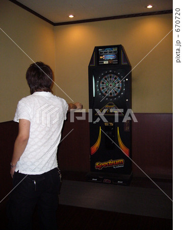 ダーツをする男性 670720