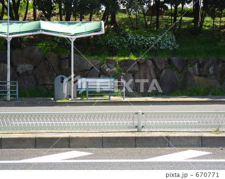 バス停の遠景 バス停の遠景 670771