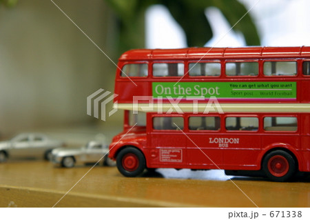 ロンドンバスのミニカー 671338