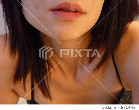 女性の口元・キス 671445