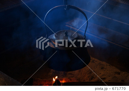 囲炉裏の鉄瓶 671770