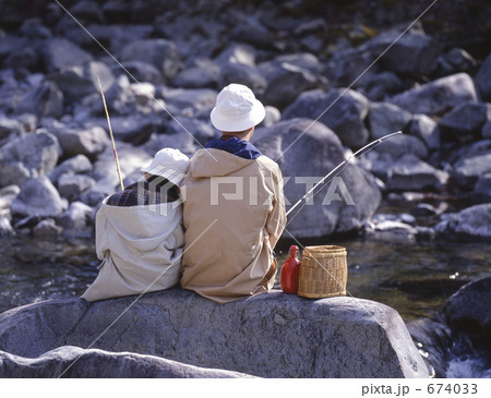 釣りをする父と子 674033
