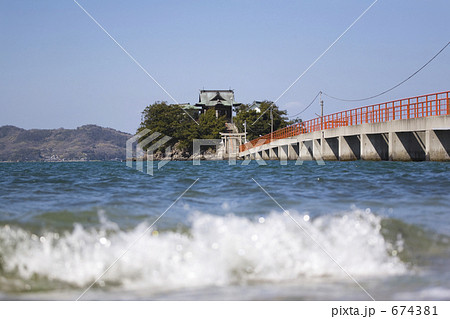 波の向こうの神社 674381
