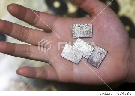 手のひらに一分銀 674536