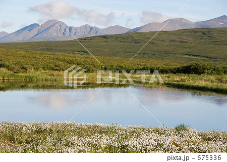 湖越しに見えるアラスカ山脈 675336