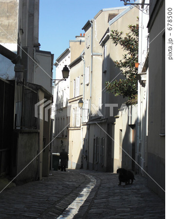 モンマルトルの路地　振り向く犬 678500