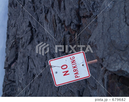 溶岩に埋もれた標識 679682