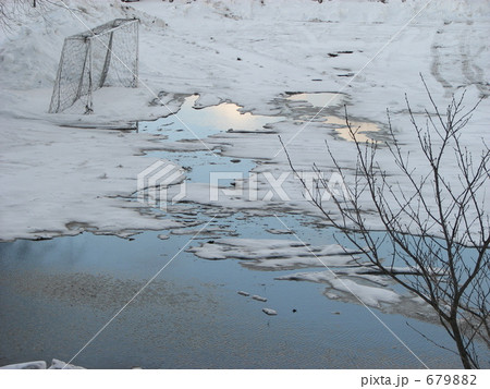 雪解けのサッカーグラウンド 雪解けのサッカーグラウンド 679882