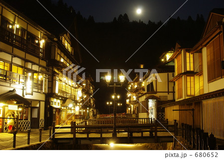 月と灯る街 680652