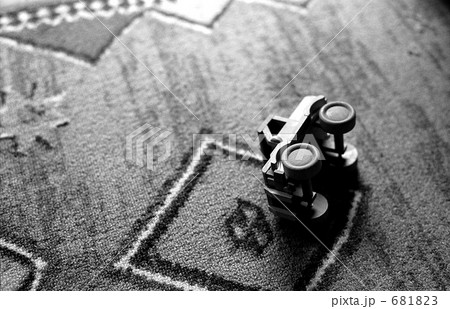 絨毯の上に転がったおもちゃの車 681823