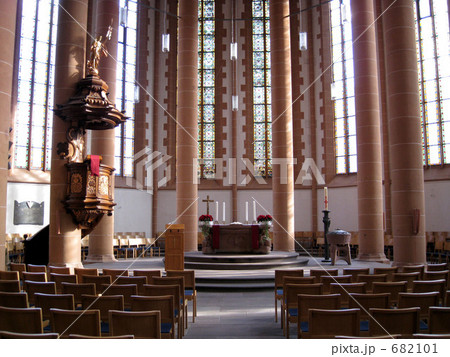 ある教会の祭壇 682101