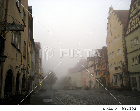 ローテンブルクの朝靄 682102
