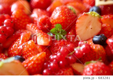 A leaf on the strawberry 683281