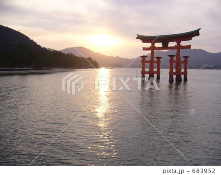 宮島 厳島神社の鳥居 夕日バック の写真素材 6952