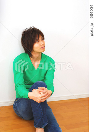 床に座る男性の写真素材