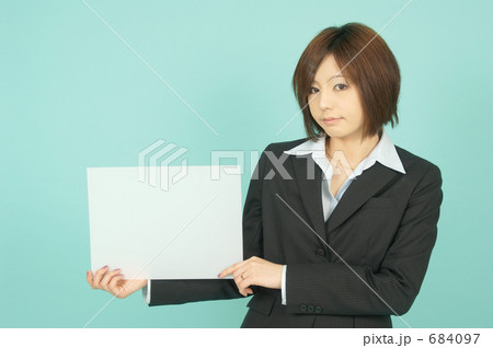 ホワイトボードを持つビジネスウーマン ホワイトボードを持つビジネスウーマン 684097