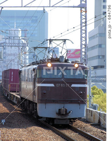 神戸市内　元町駅を通過する茶色のEF65 57 684796