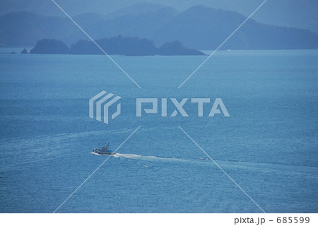 青く輝く紀伊水道の海と漁船 685599