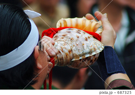 法螺貝を吹くの写真素材