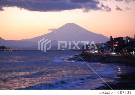 稲村ケ崎から望む富士の夕日 687332