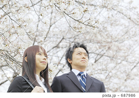 687986