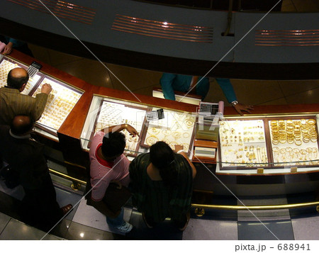 ドバイで金を品定め 688941