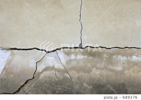 ひび割れた白壁 ひび割れた白壁 689376