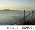 山と海と破れたフェンスの夕景 689541