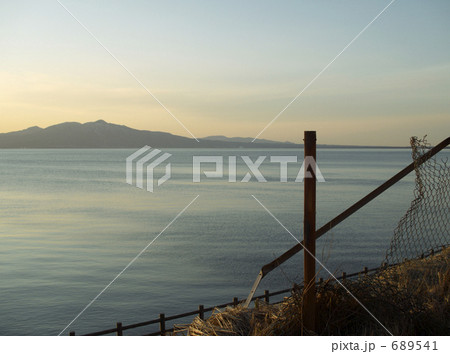 山と海と破れたフェンスの夕景 山と海と破れたフェンスの夕景 689541