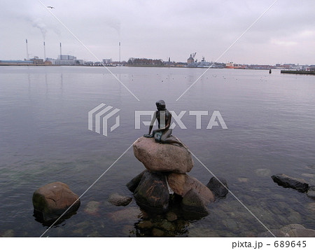 アンデルセンの人魚姫 ブロンズ像 デンマーク コペンハーゲン アンデルセンの人魚姫 ブロンズ像 デンマーク コペンハーゲン 689645