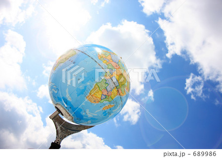 地球儀と青空 689986