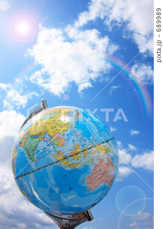 地球儀と青空 689989