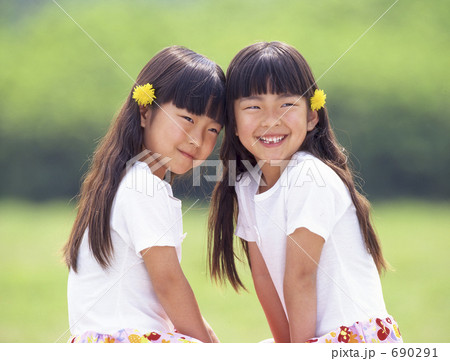 タンポポを飾った少女たち タンポポを飾った少女たち 690291