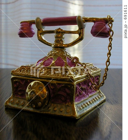 古い電話の形をした宝石入れの写真素材
