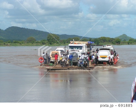 ザンベジ川を筏のようなフェリーで渡るアフリカの人々 ザンベジ川を筏のようなフェリーで渡るアフリカの人々 691885