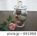 レトロなガラスキャニスターとくるみピンクッション 691968