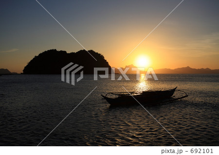 ビーチの日没 692101
